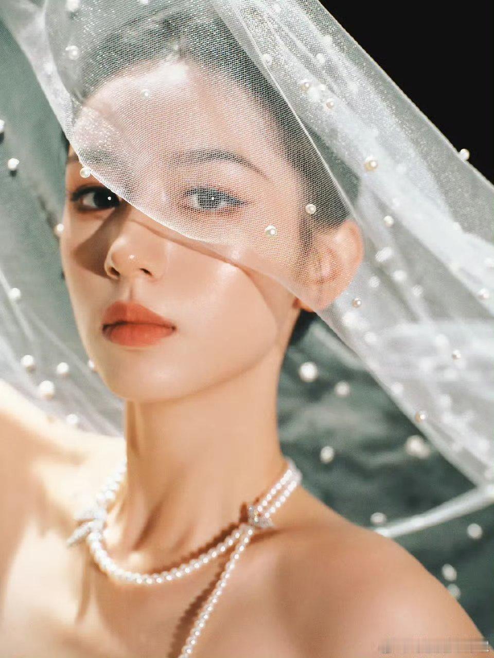 周也出席微博之夜猜猜比例好头骨好的也子会穿公主风还是女王风的裙子呢 