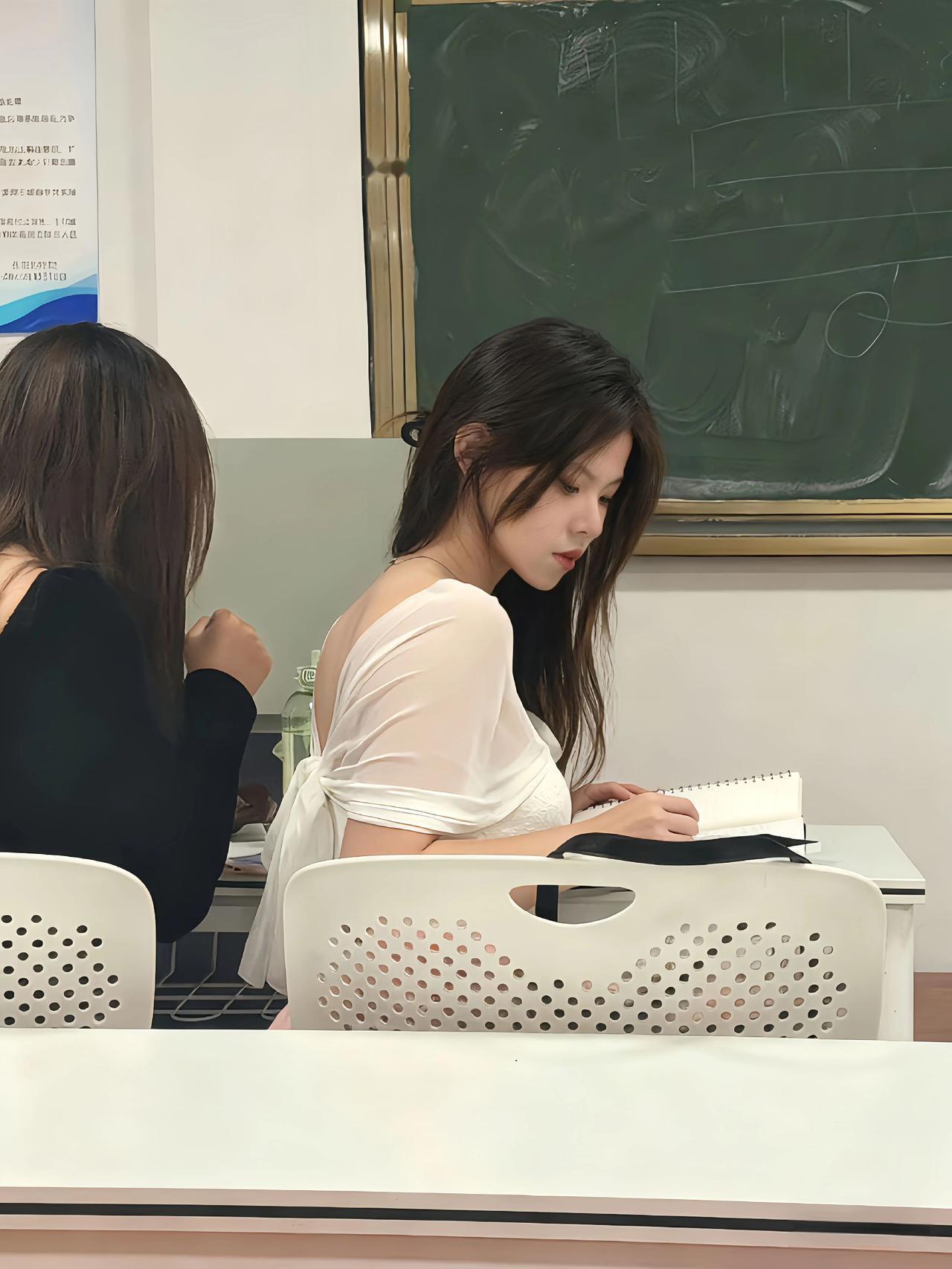 你眉目如当年 流转我心间。出镜人@·同花順