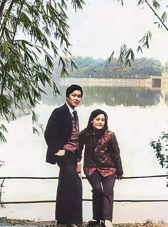 80年代，青年唐国强身姿俊朗，身旁女士温婉动人。镜头下，年轻的唐国强身着深色西装