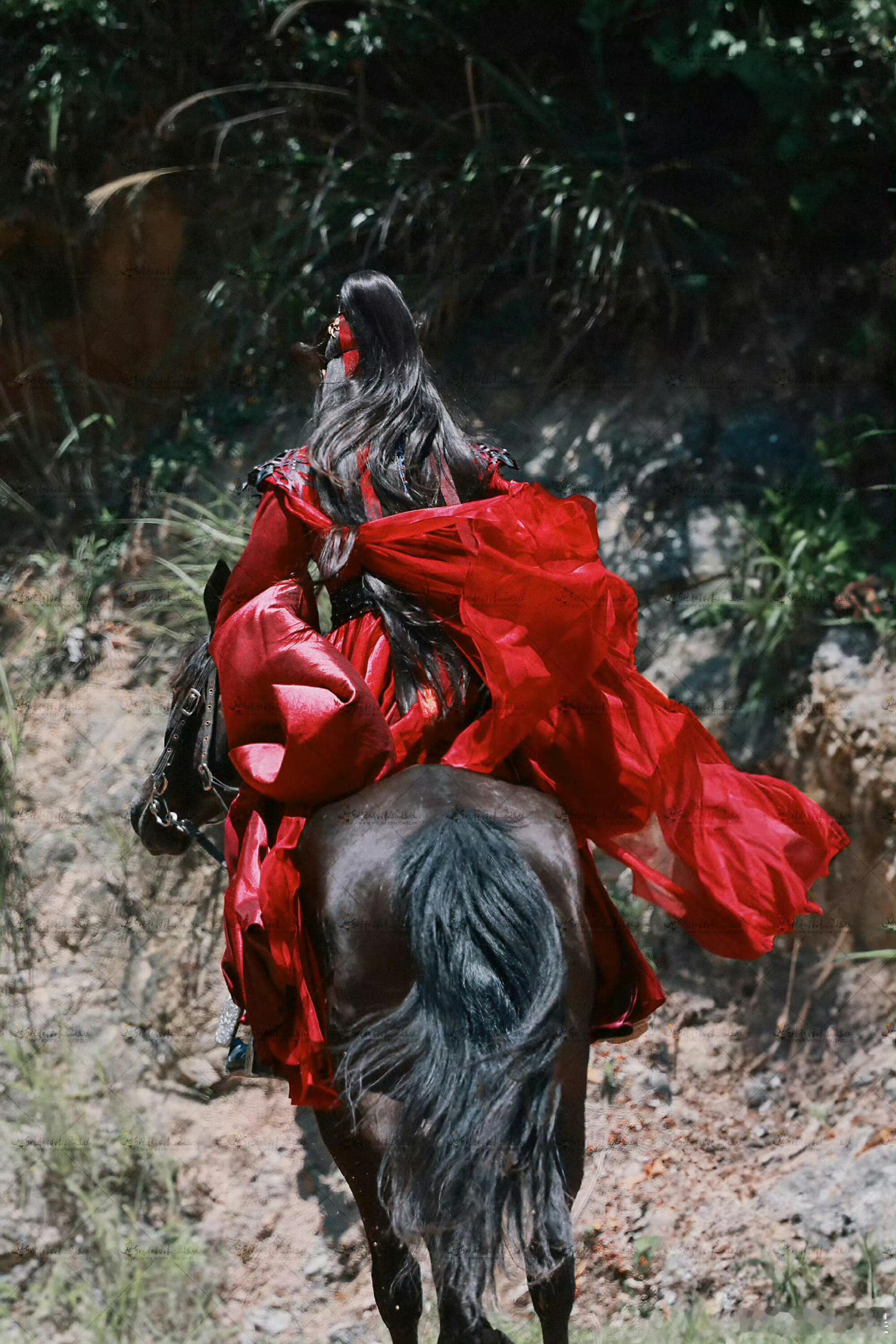 现在满脑子都是龚俊被定格在城墙上的画面，暗河传这剪辑节奏拿捏得死死的，打戏最酣畅