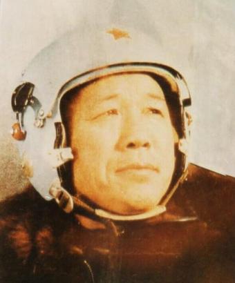1978年，一架歼八在1.7万米高空试飞，突然砰一声巨响，飞行员惊恐地发现，双发