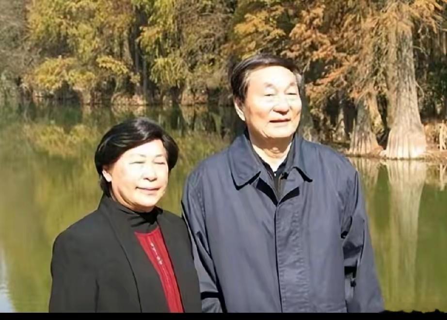 一位记者问朱老：“听说您天不怕地不怕，唯独怕夫人劳安？”朱老听后露出了罕见的笑容