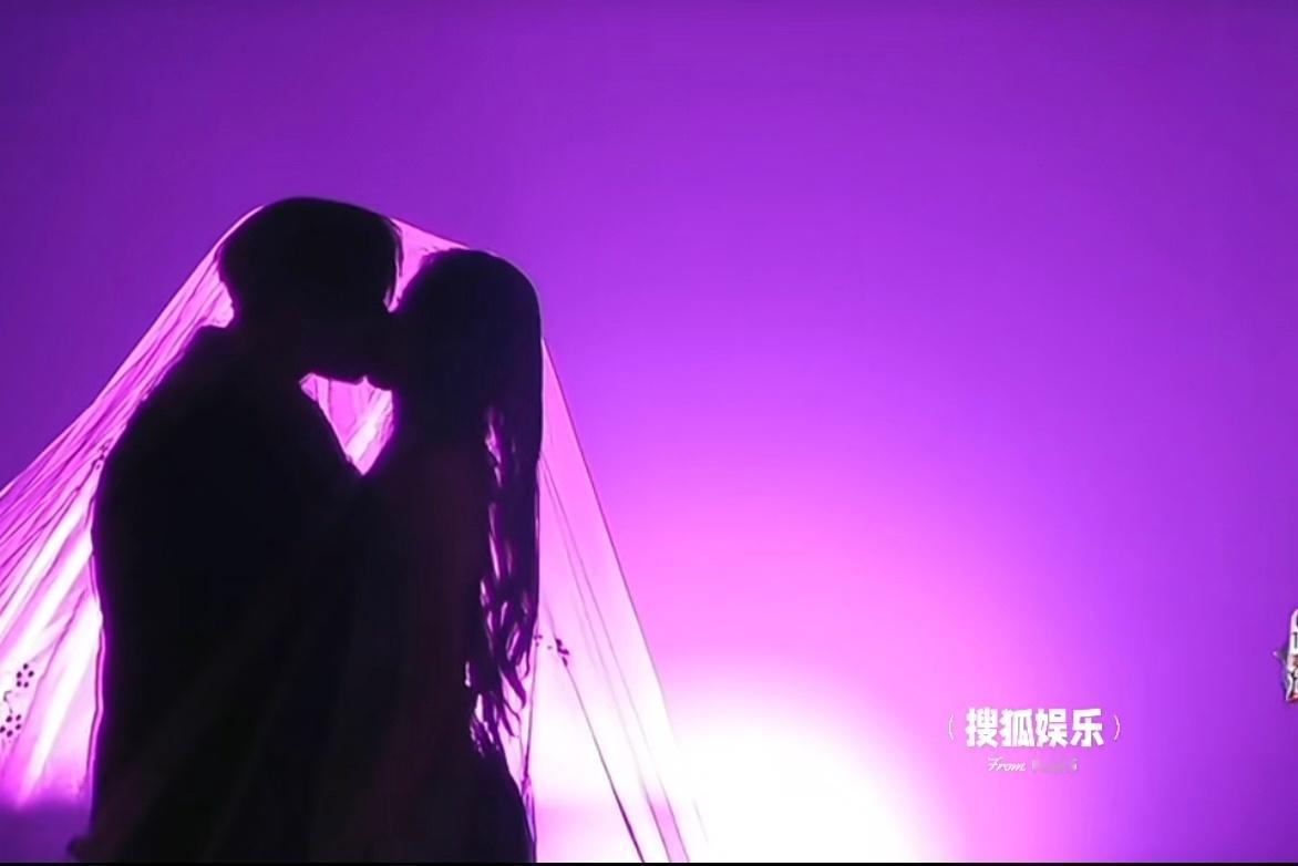 黄子韬徐艺洋亲上了 老夫老妻整这出，家里没地了