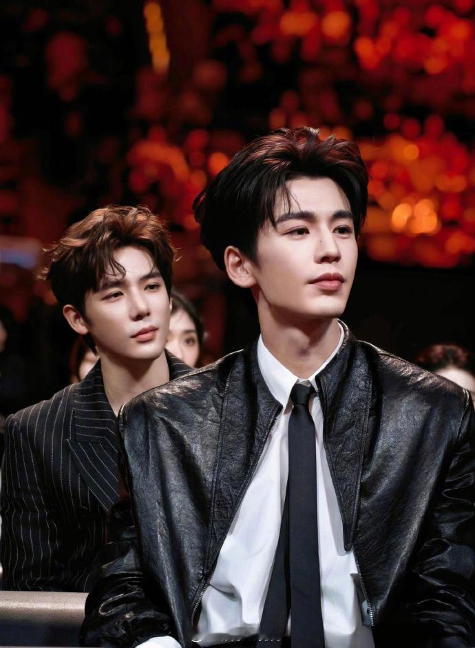 微博之夜 绝美打光 今年的灯光师，一定是个懂电影的人。 不再是简单粗暴的全面铺光