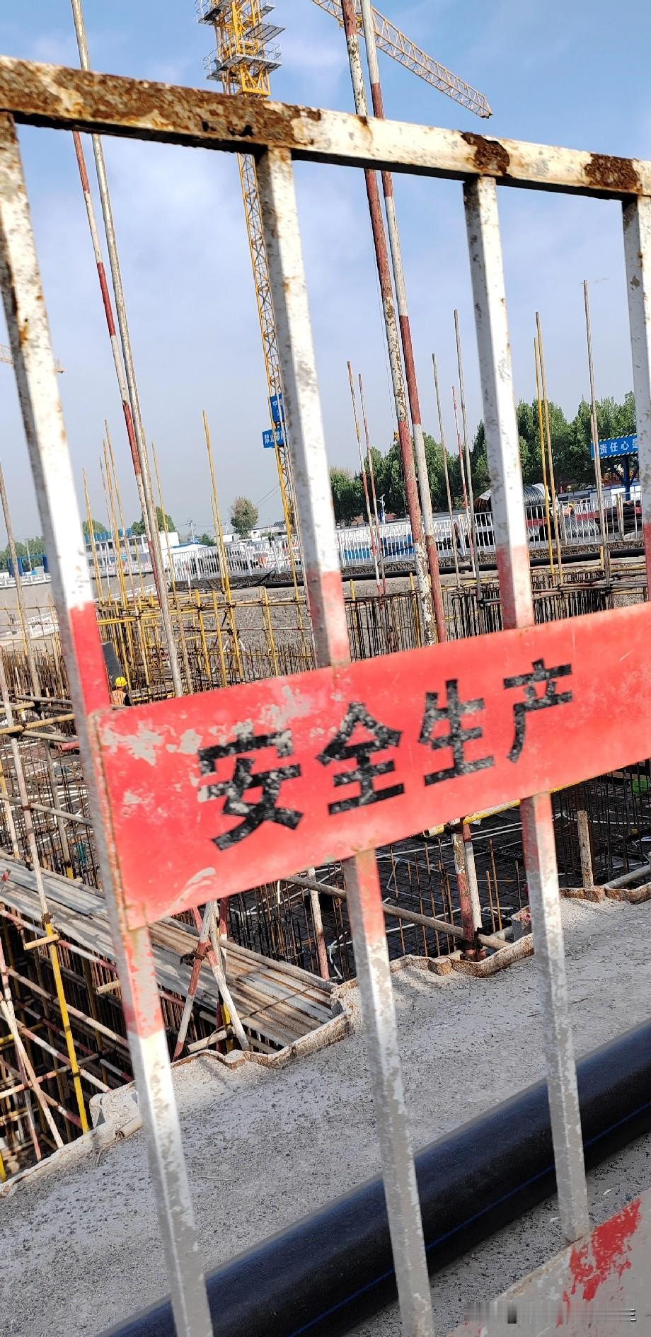 在工地上干活真正靠谱的工人，不管老板在不在跟前，干活态度都始终如一。

不偷懒不