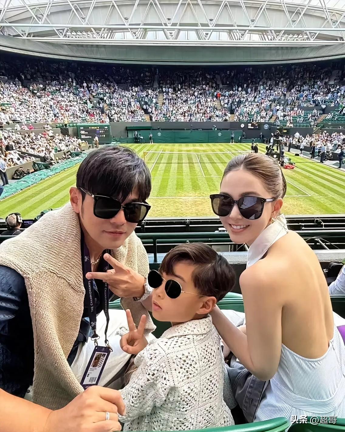 周杰伦官宣！昆凌正式入驻抖音，夫妻互关唯一，甜度拉满
 
正文
 
娱乐圈今日甜