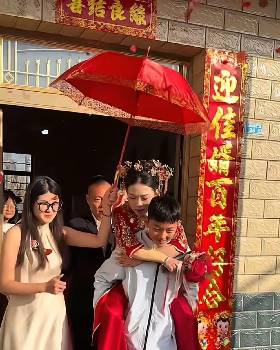 婚礼现场，本应是喜庆欢闹，可接下来一幕，却让所有人眼眶泛红。农家院里，新娘在房间
