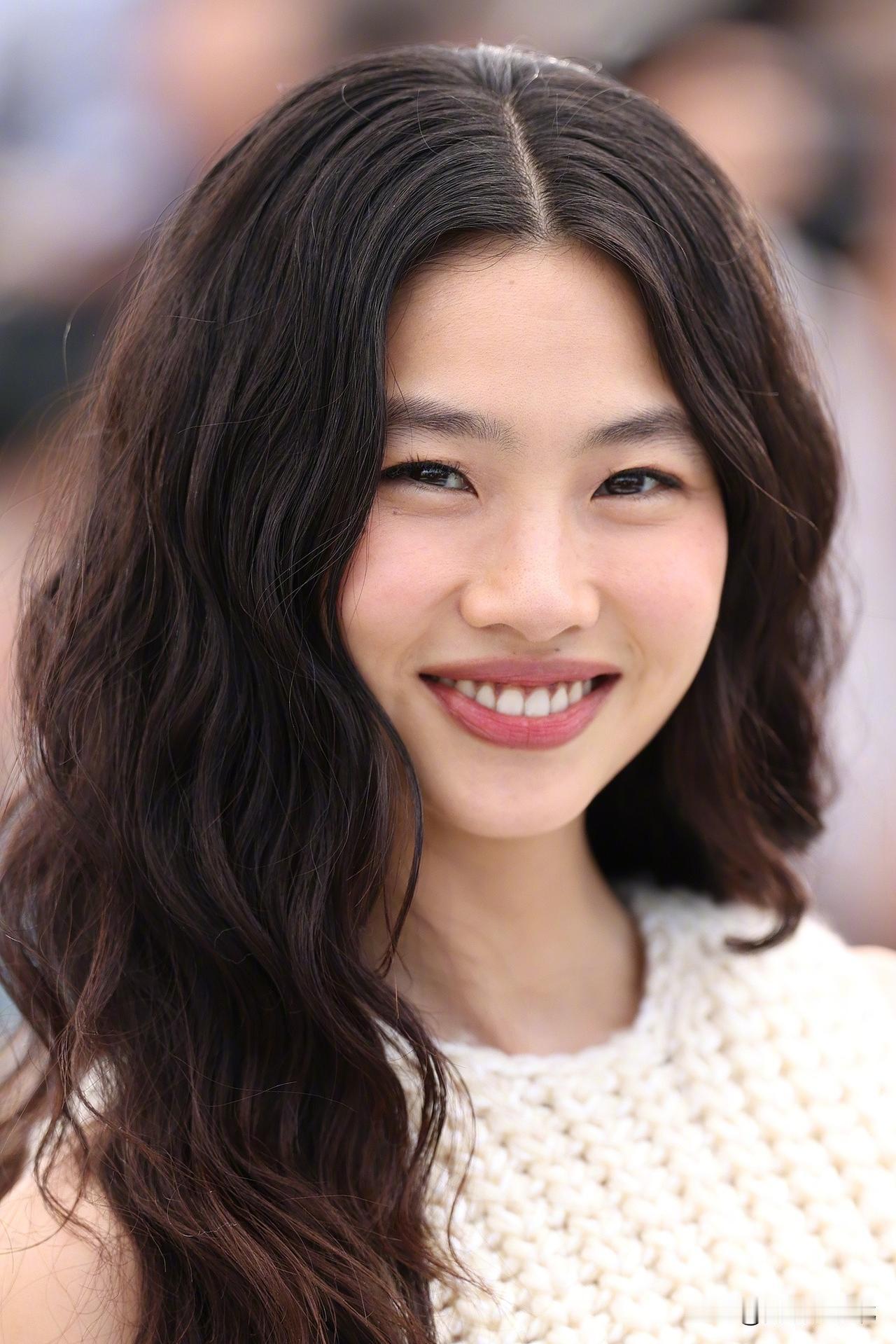 外娱资讯，郑好娟近日现身戛纳电影节，出席了新片《希望》线下photocall ​