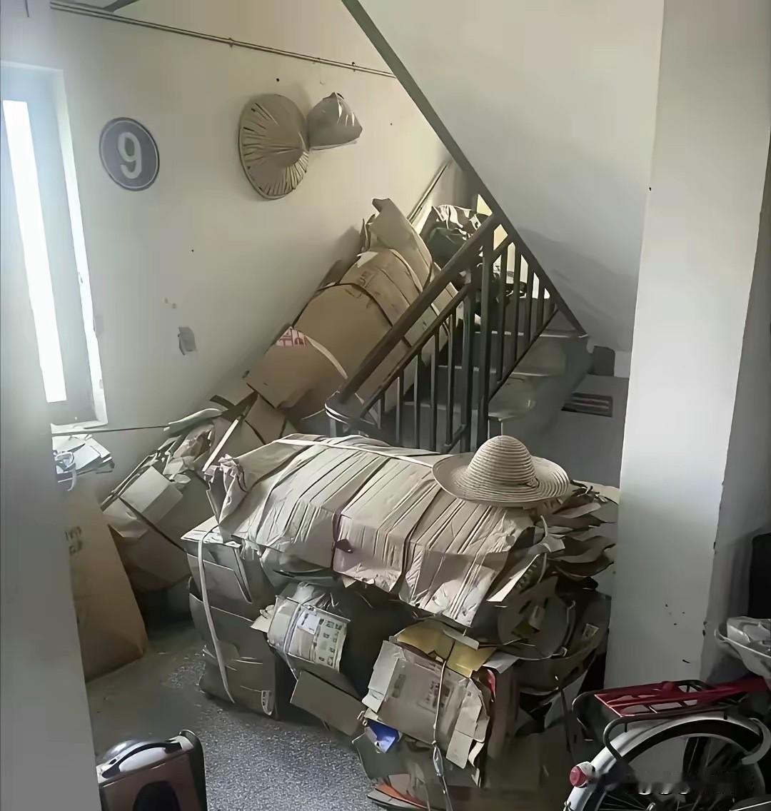 我想知道，这么多易燃品在楼道里，安全怎么保障？