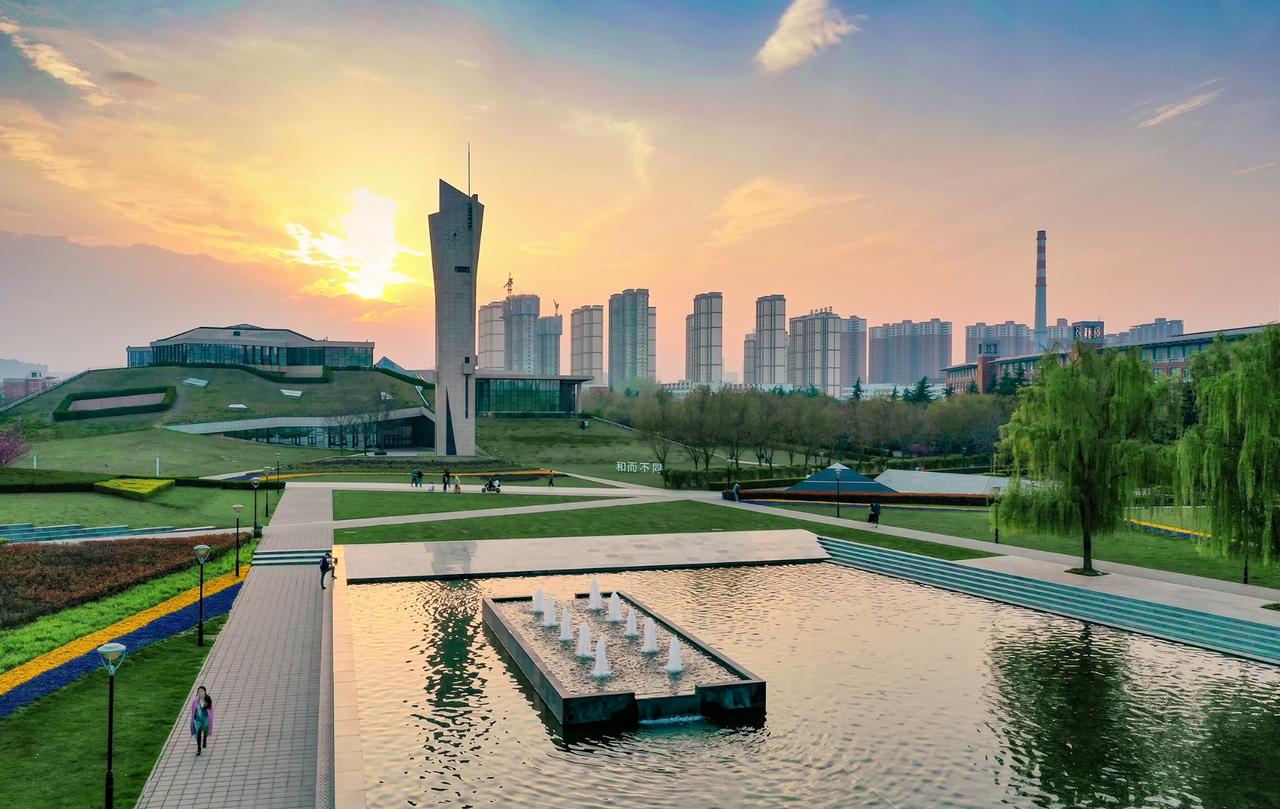 今天，我和外地同学聊天，他家儿子刚高考结束，据估分成绩，上民办大学没问题，他们想