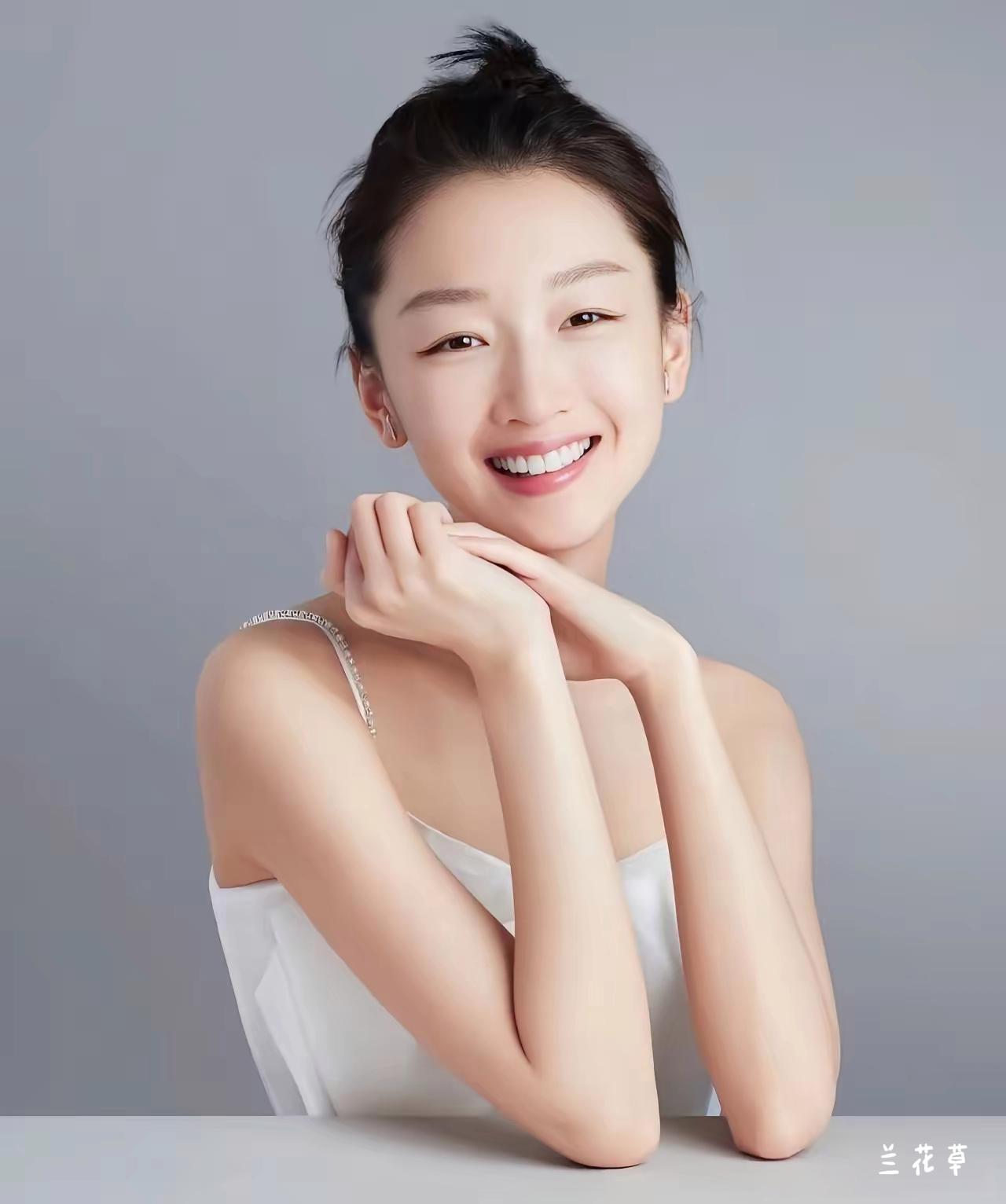 周冬雨的生活照，清纯，可爱，还有一种隐隐的美在闪现。