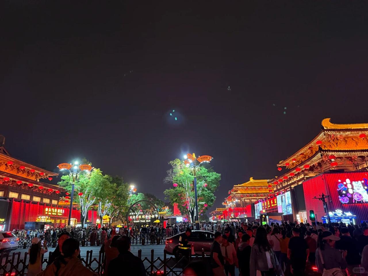 如今西安靠大唐不夜 城把夜生活做成了招牌，江苏尤其是扬州，老城区晚上很早就安静了