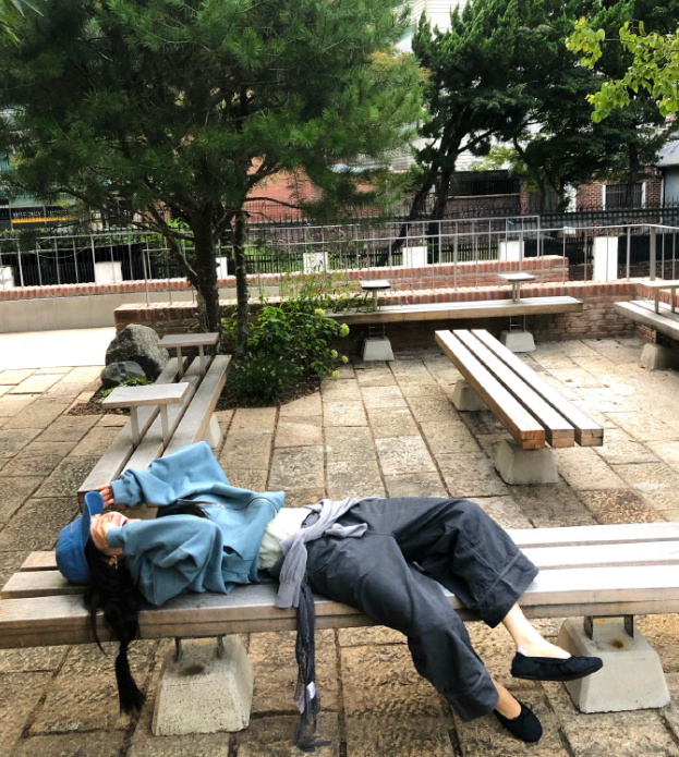 章若楠这套蓝调休闲穿搭介绍，这套穿搭走清爽松弛的韩系女大风格，整体以同色系蓝调打