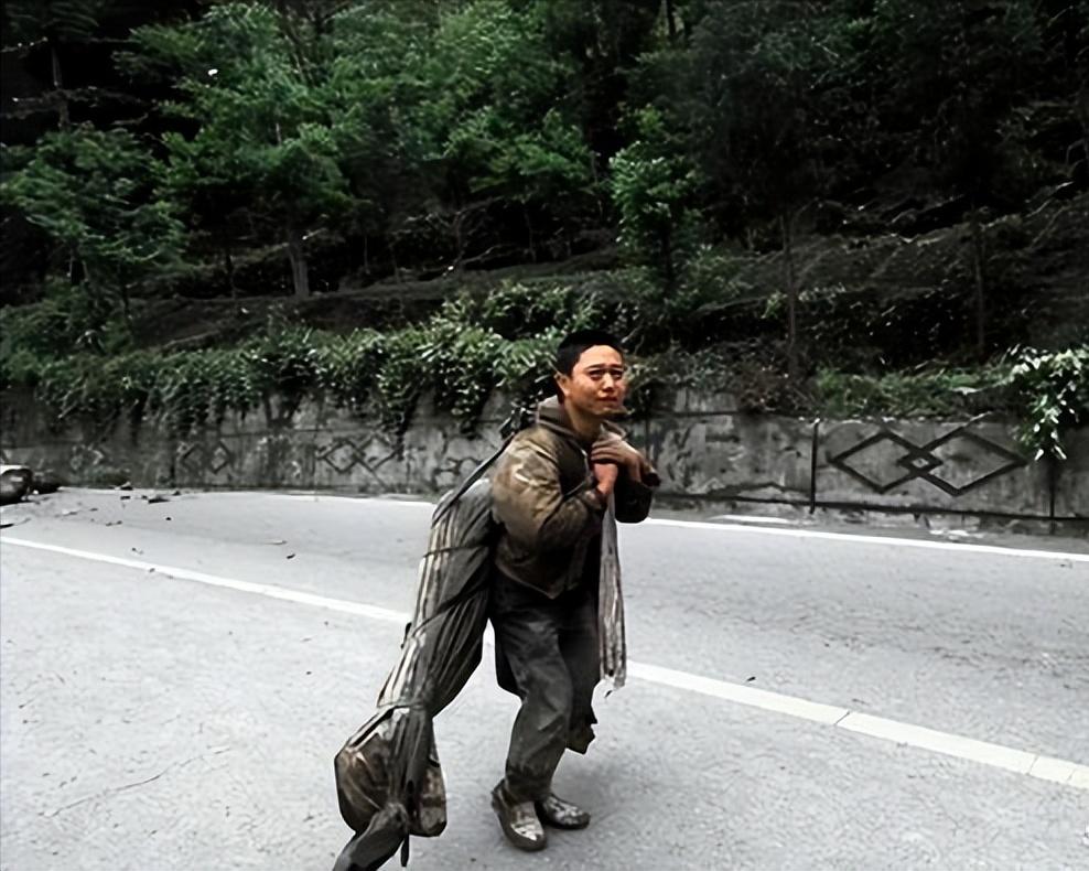 汶川地震那个用窗帘裹住未婚妻遗体，执意背她回家的男人，妻子遇难后，他半年后再婚了