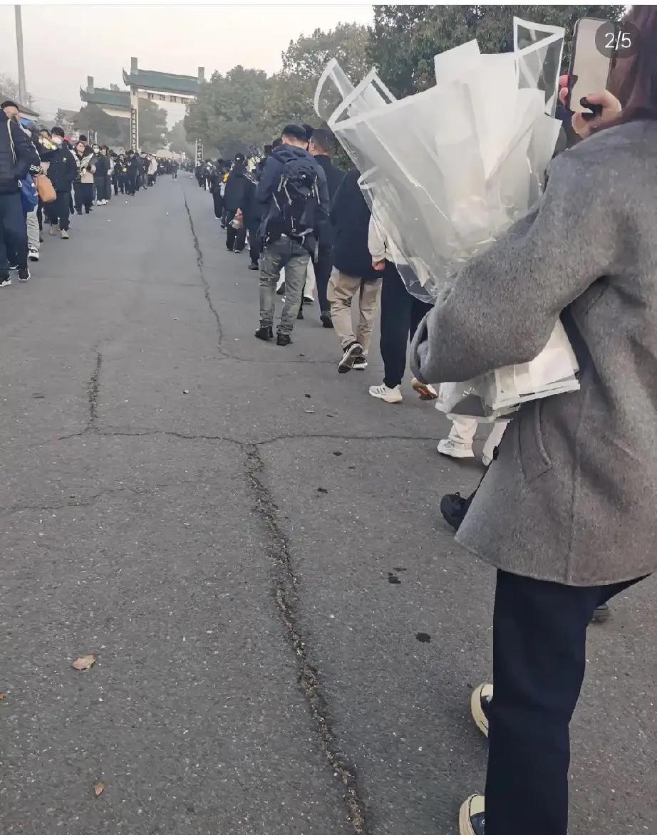 我预料到了今天会有很多人来送他，
也预料到会满是不舍与哽咽，
但是万万没想到，清