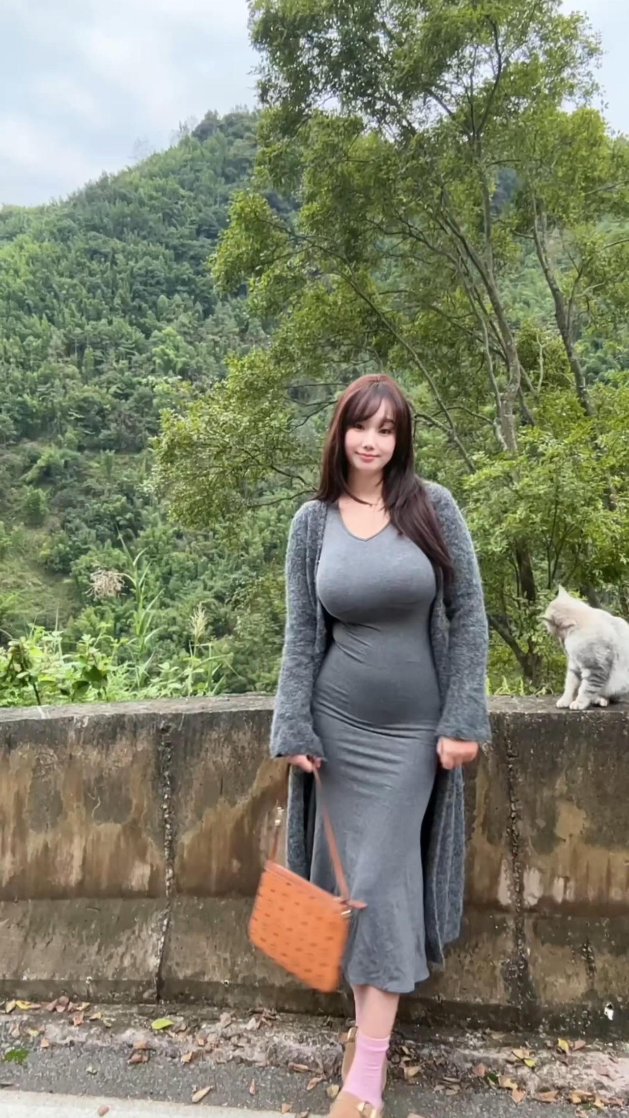 感受雨后纯净的山林雨后风光 纯净之地的美景 翠绿自然美 无惧湿滑 微胖 肉肉的女