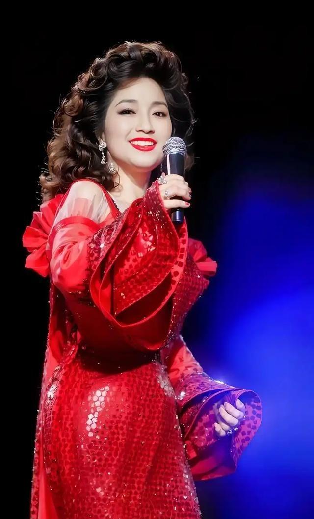 1983年，何鸿燊给徐小凤颁奖，直勾勾的盯着她丰满的身材说：“你挣了这么多钱，今