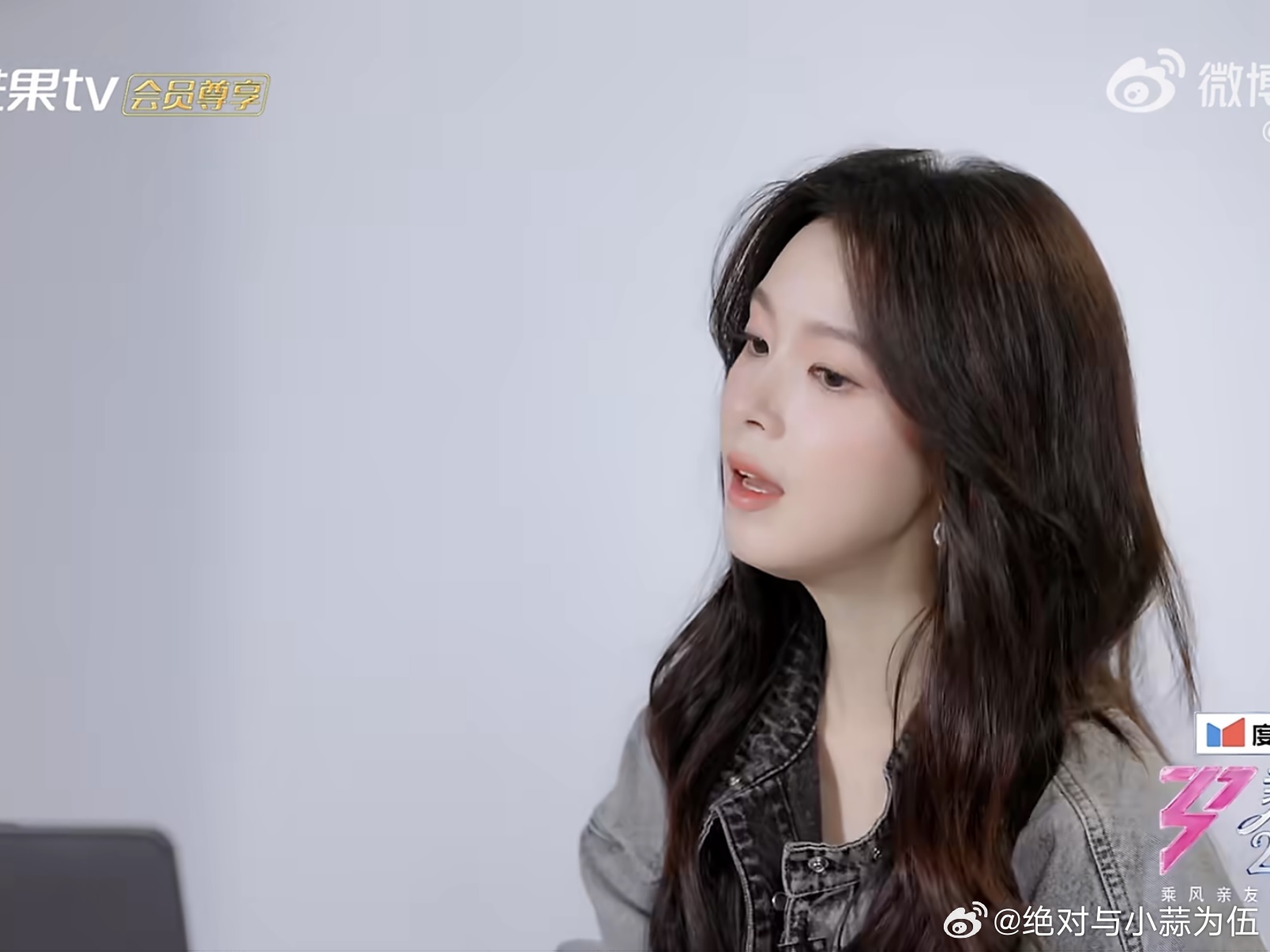 陈瑶初舞台唱鞠婧祎的歌 陈瑶浪姐初舞台锁定鞠婧祎《恋爱告急》，甜歌氛围感拉满，演