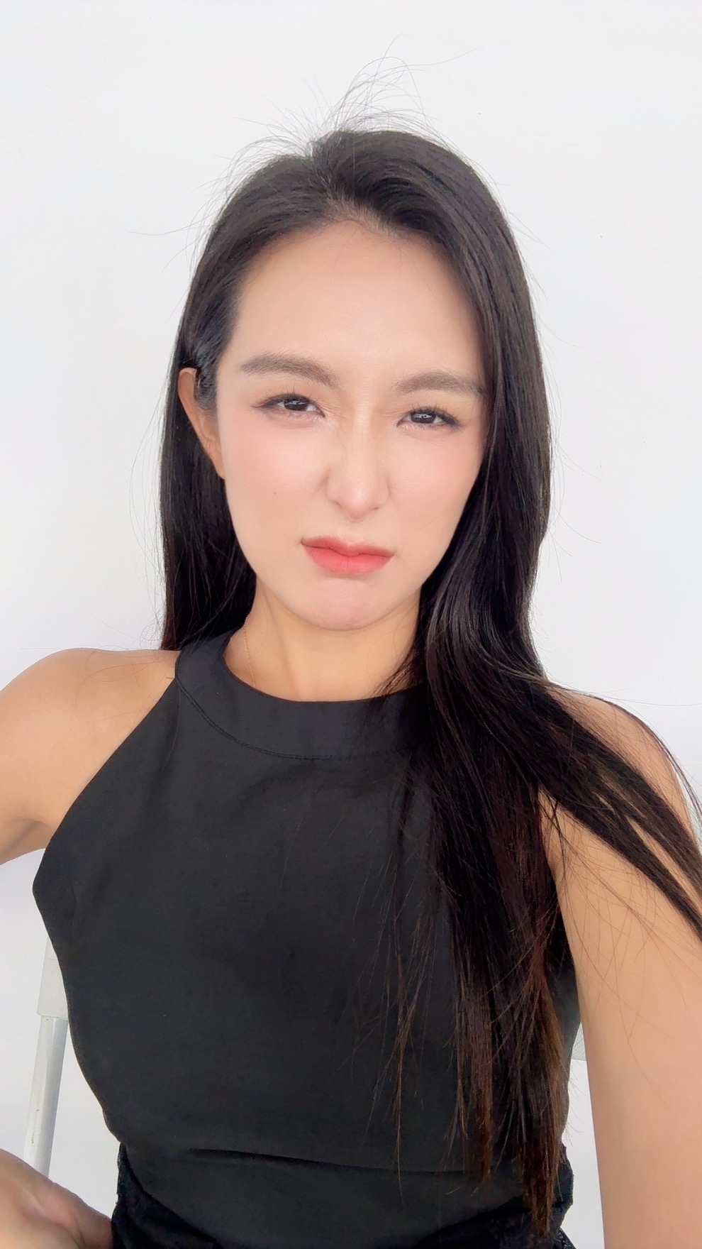 一个昨天发烧 今天生病还在早起工作的女人 嗓子疼的吞刀片 四肢疼的像被打 一吃东