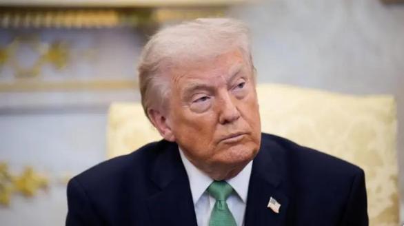 特朗普又对着麦克风开启了“吐槽大会”，这次的话题还是那个让人头大的伊朗。当记者追