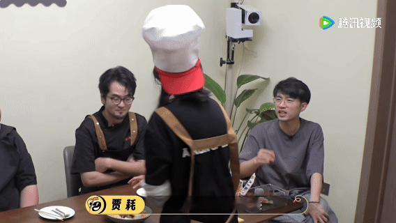 建议这群人打包送到一饭封神 已经默默看着屏幕馋到不行，好想复刻选手们做的菜品，每