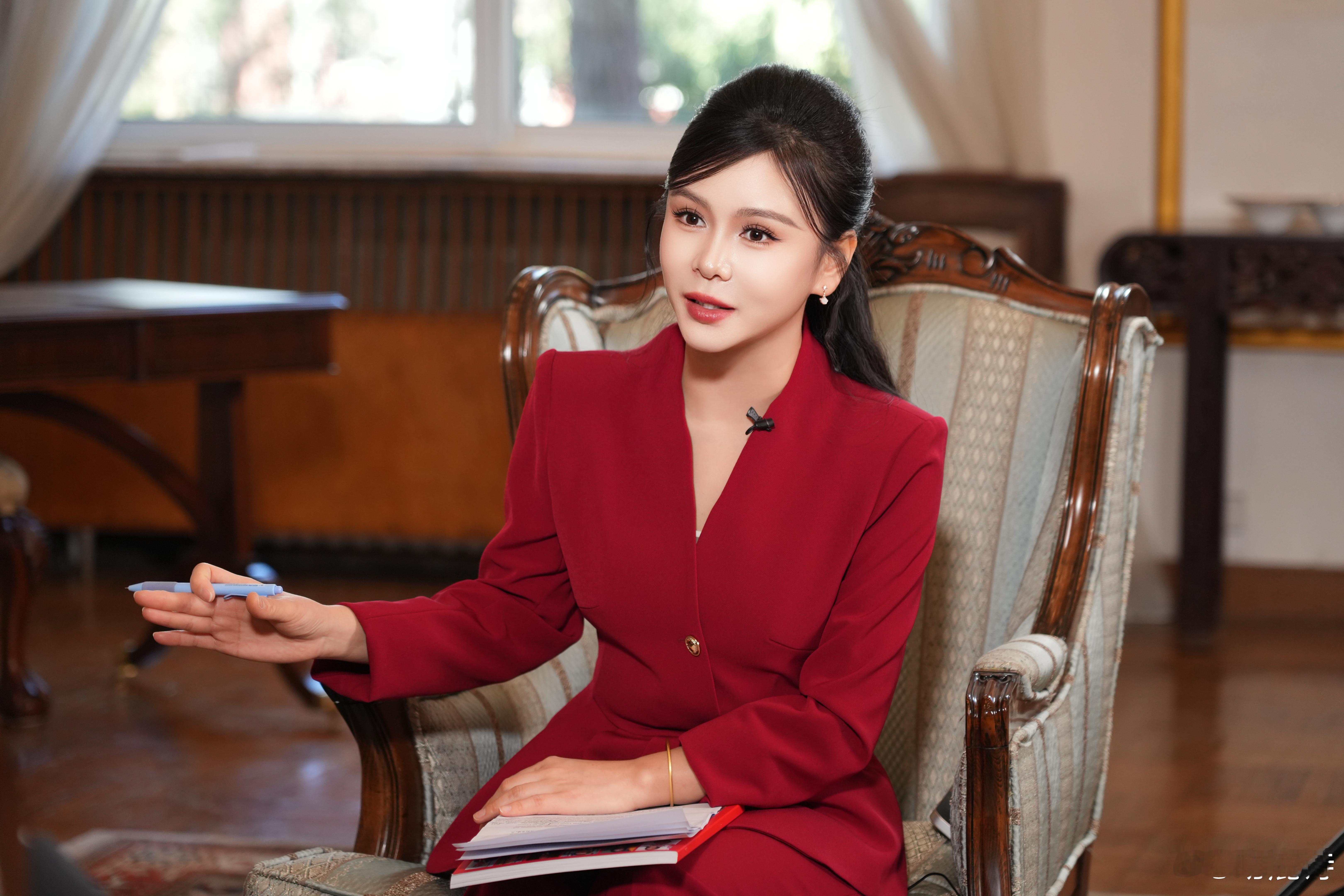 凤凰网财经主持人刘美希 在这个瞬息万变的时尚界，刘美希的亮片长裙让我们明白，个性