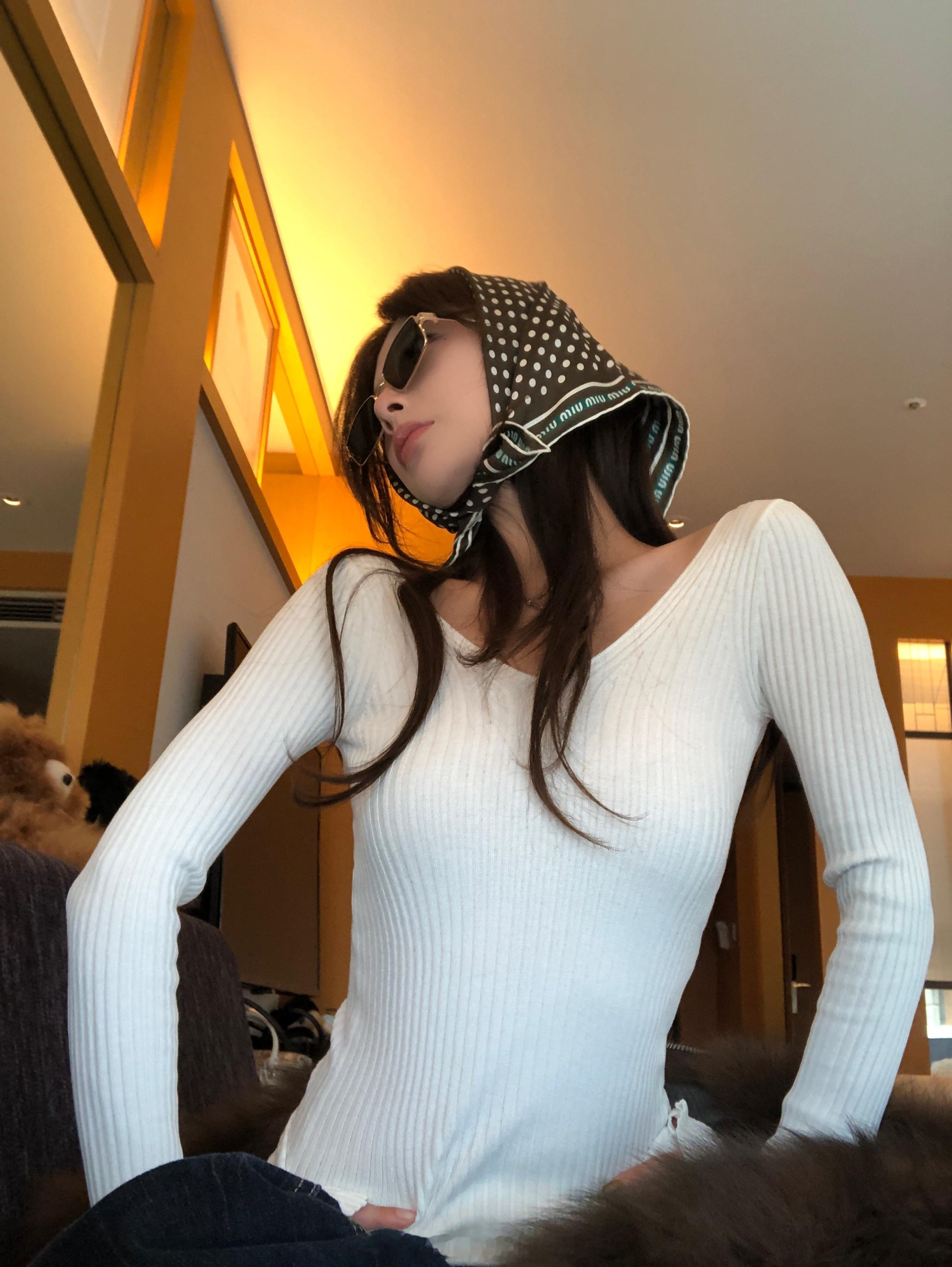 1️⃣6️⃣点开播新衣试穿 等会见这件是我的自留款 很喜欢这个双V的设计 有点露