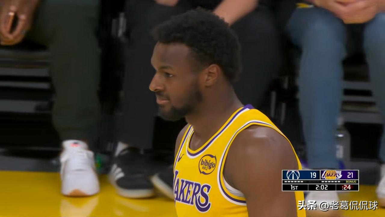 湖人新星布朗尼的三分球真是太差了！在今天湖人主场迎战奇才的比赛中，目前两队的上半