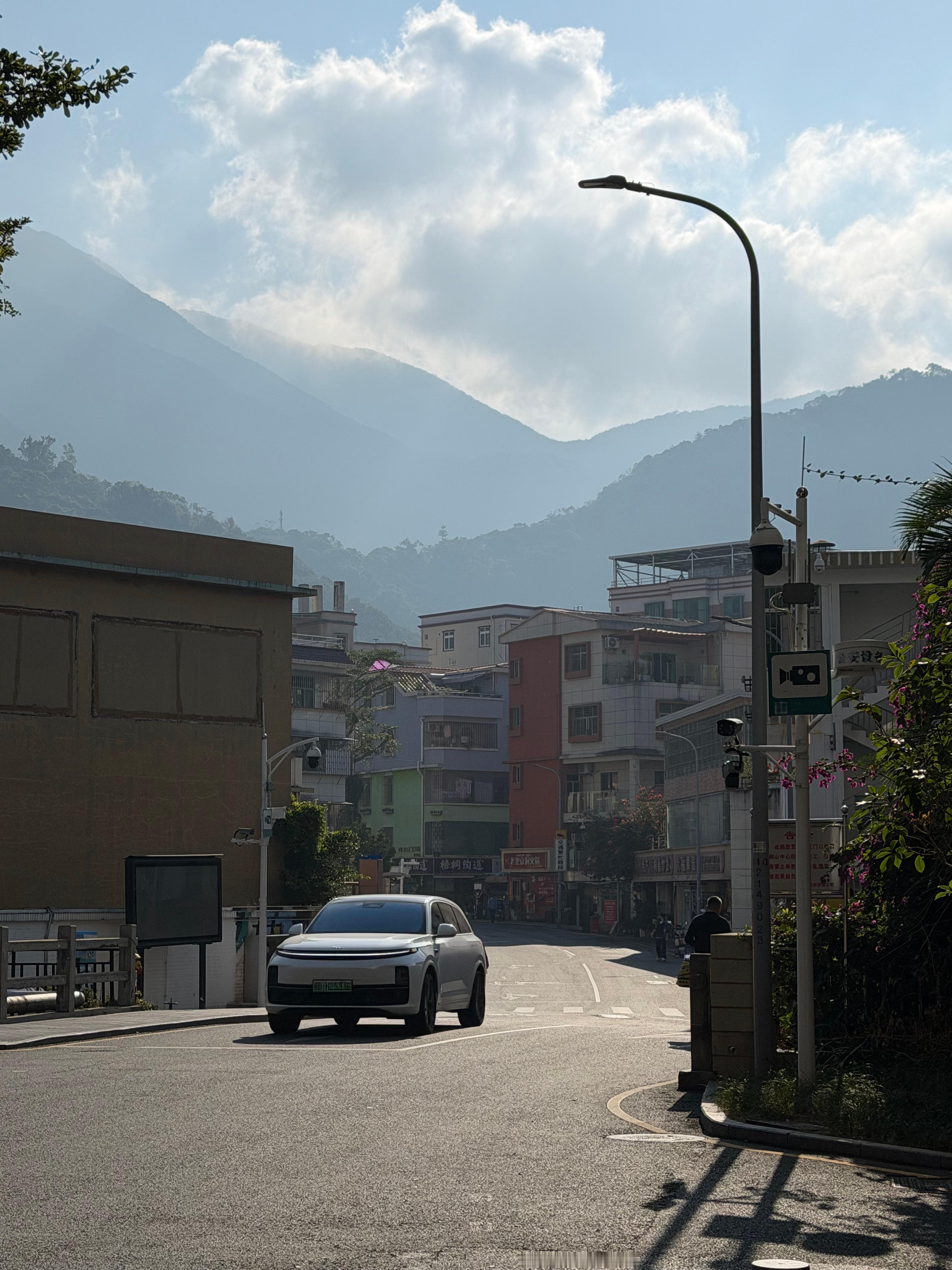 大家觉得我们山里环境怎么样，跑完步随手一拍 深圳·梧桐山风景名胜区-西北门
