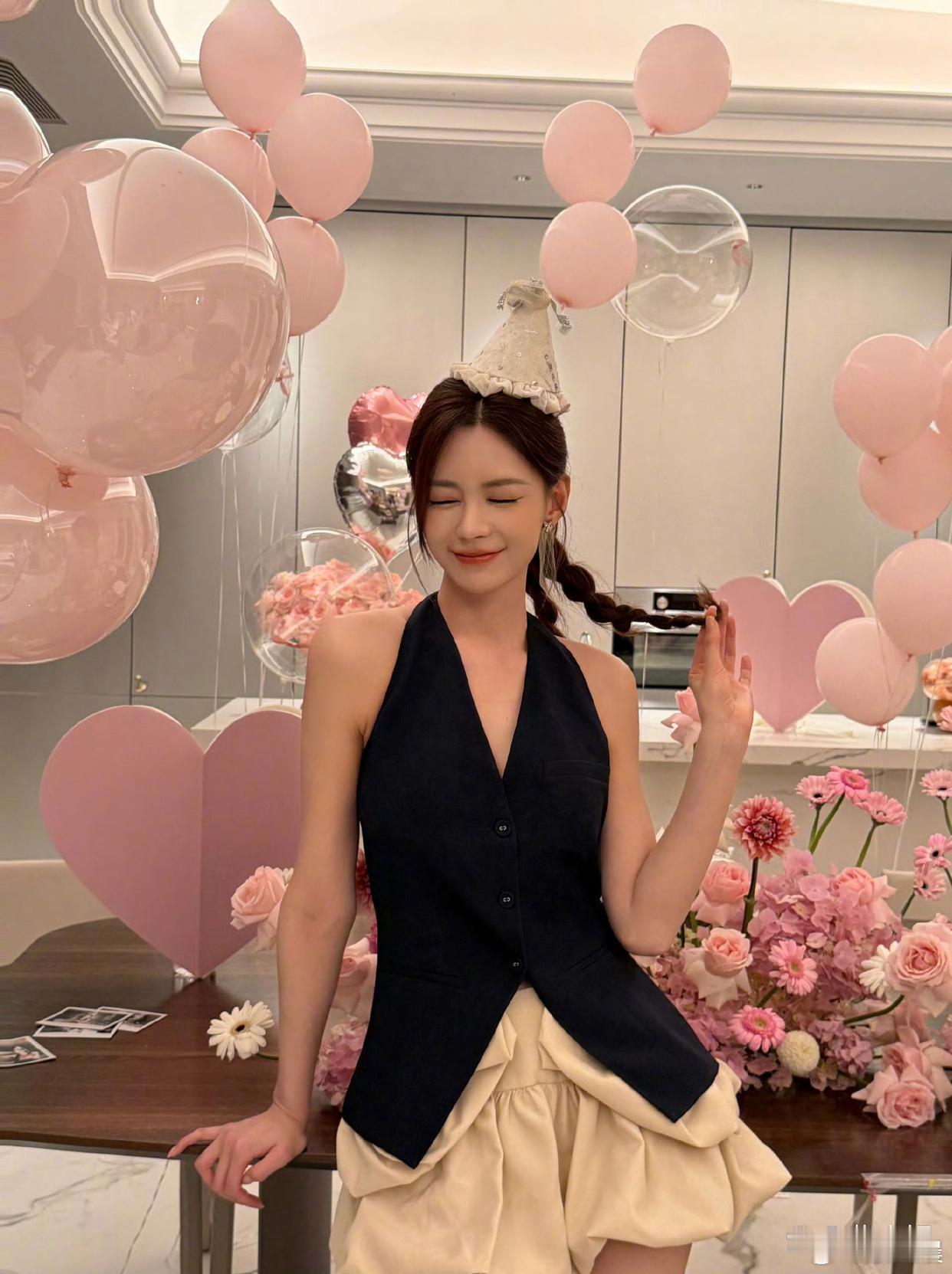沈梦辰爸爸看向女儿的眼神满是骄傲，仿佛在欣赏此生最得意的珍宝。 