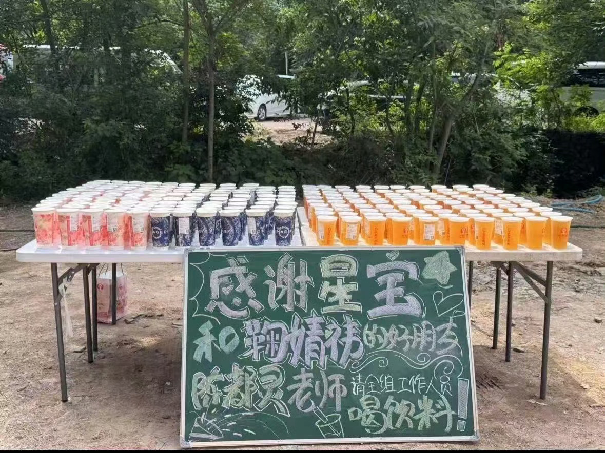 最近很流行相互请剧组吃东西啊，陈都灵请鞠婧祎剧组喝饮料了！陈都灵请鞠婧祎剧组喝饮
