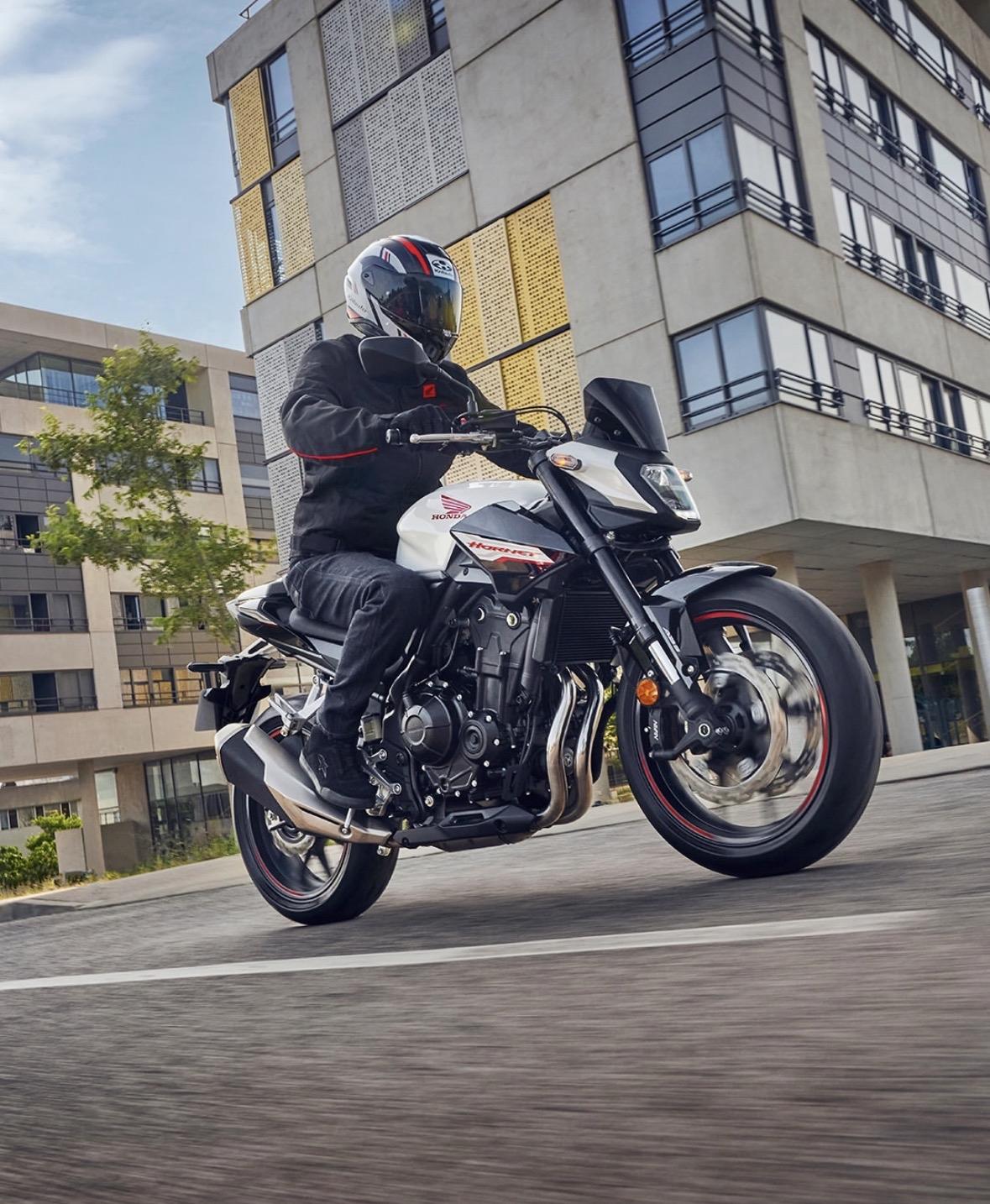 不必形色匆匆，不必光芒四射
不必成为别人，只需做好自己