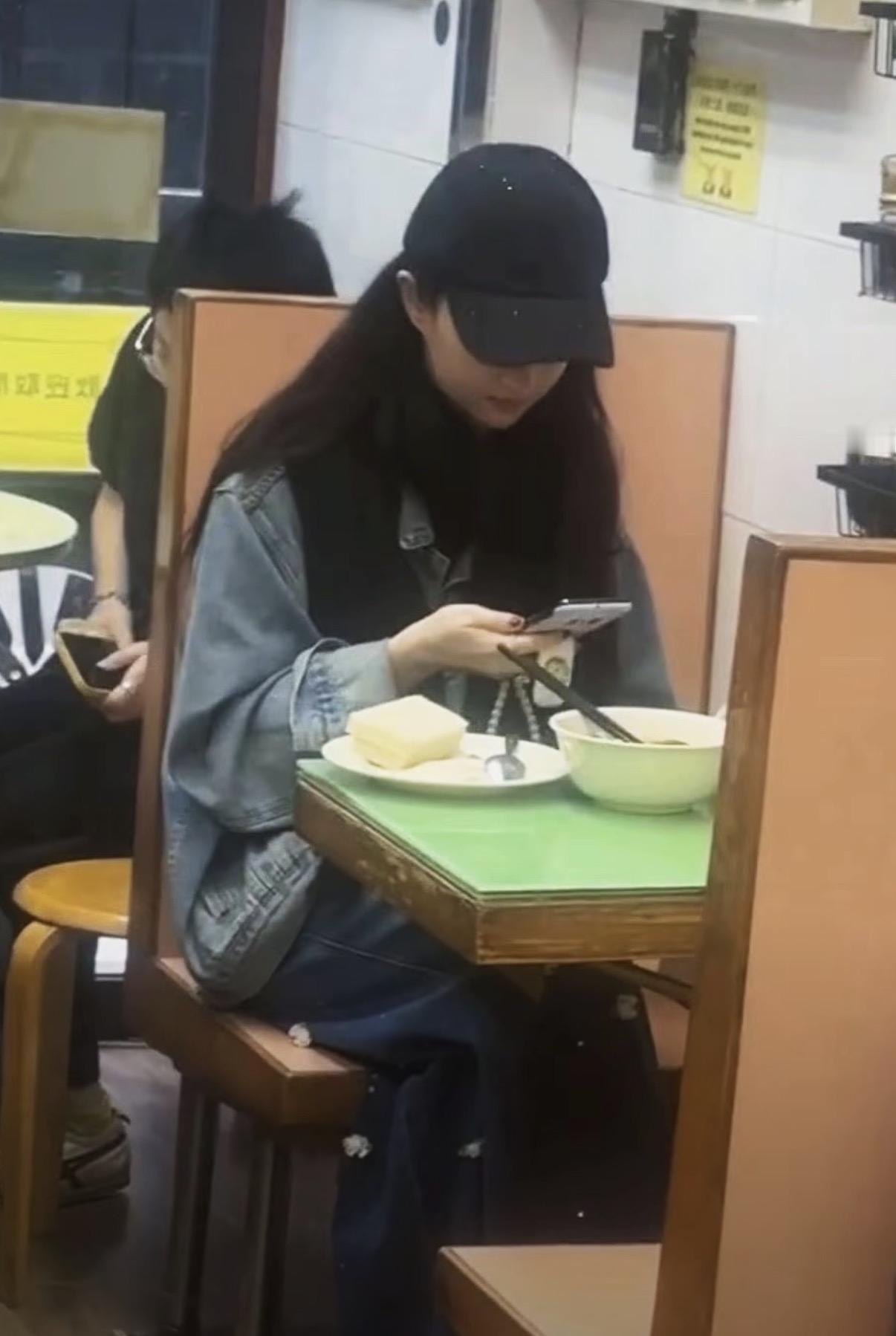 香港茶餐厅偶遇刘亦菲
眼神清澈得好像大学生啊
她想美美的拍个自拍，结果发现有人认