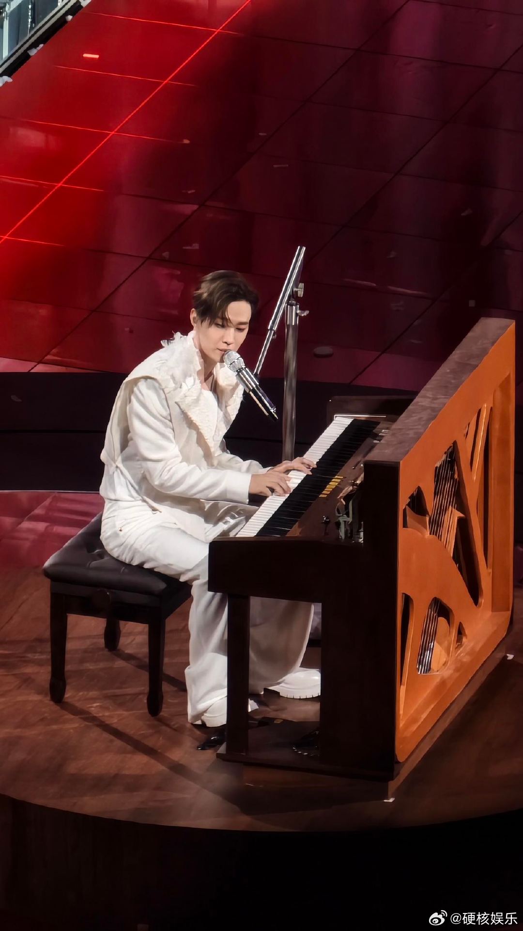 刘宪华没签保咪协议澳门演唱会当晚Henry营业力度拉满，表演途中敞开衣服秀出紧实