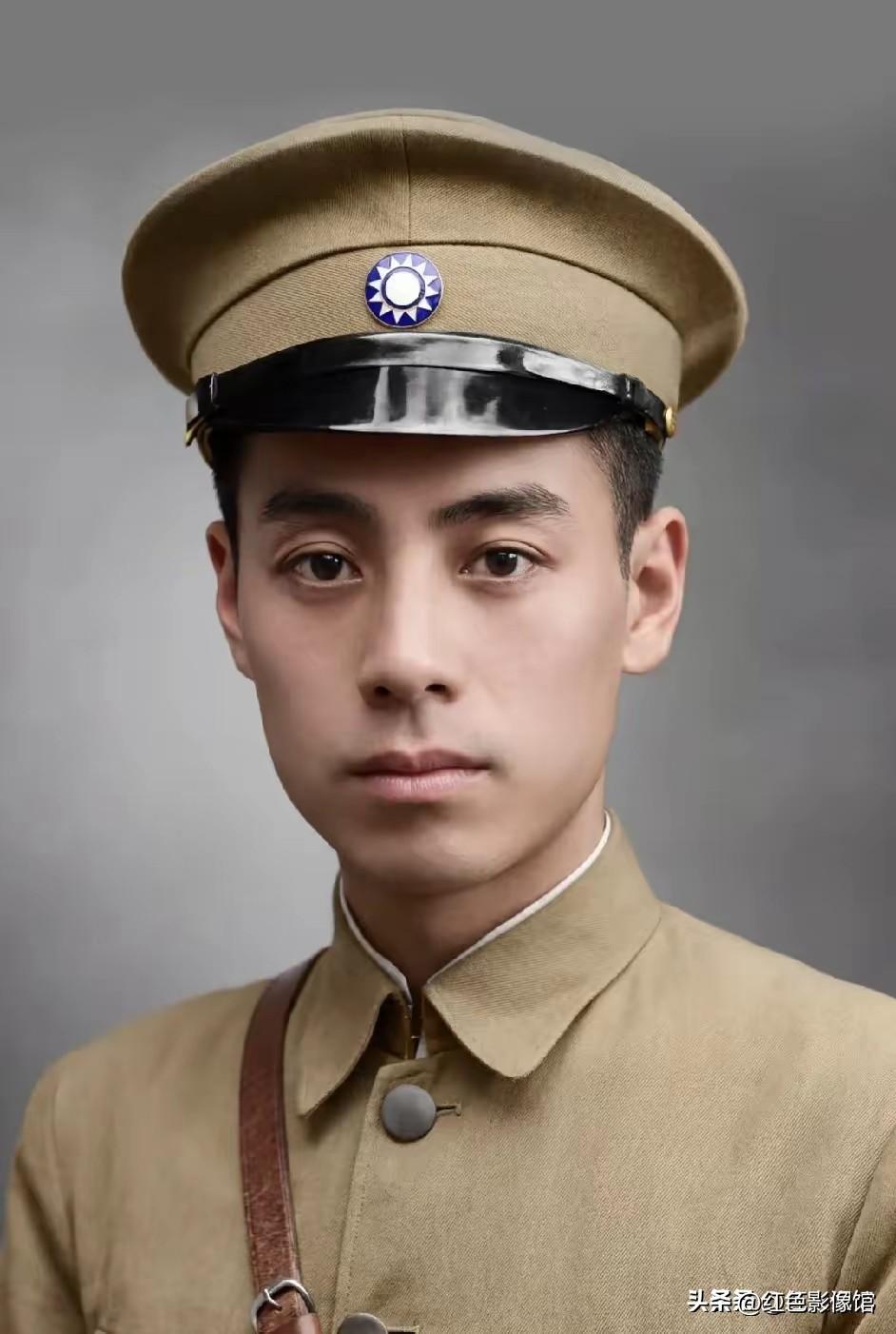 三帧影像，见证周恩来总理不同人生阶段
 
1. 黄埔军校青年时期
身着国民革命军