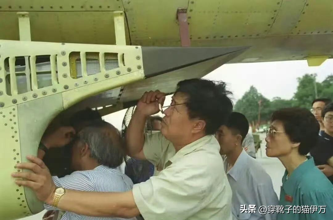 致敬中国军工——歼-10研制现场总指挥杨宝树。兢兢业业，在关键节点，他每天上午都