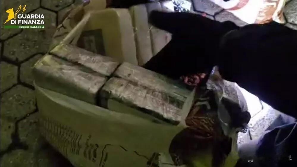 【最新消息：意大利查获了近半吨以花生名义运输的可卡因】
罗马时间2025年12月