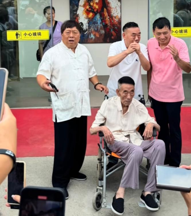 杨少华生前最后一次为儿子站台，早上坐轮椅商演，下午被拉出来带货，网友：心酸

7