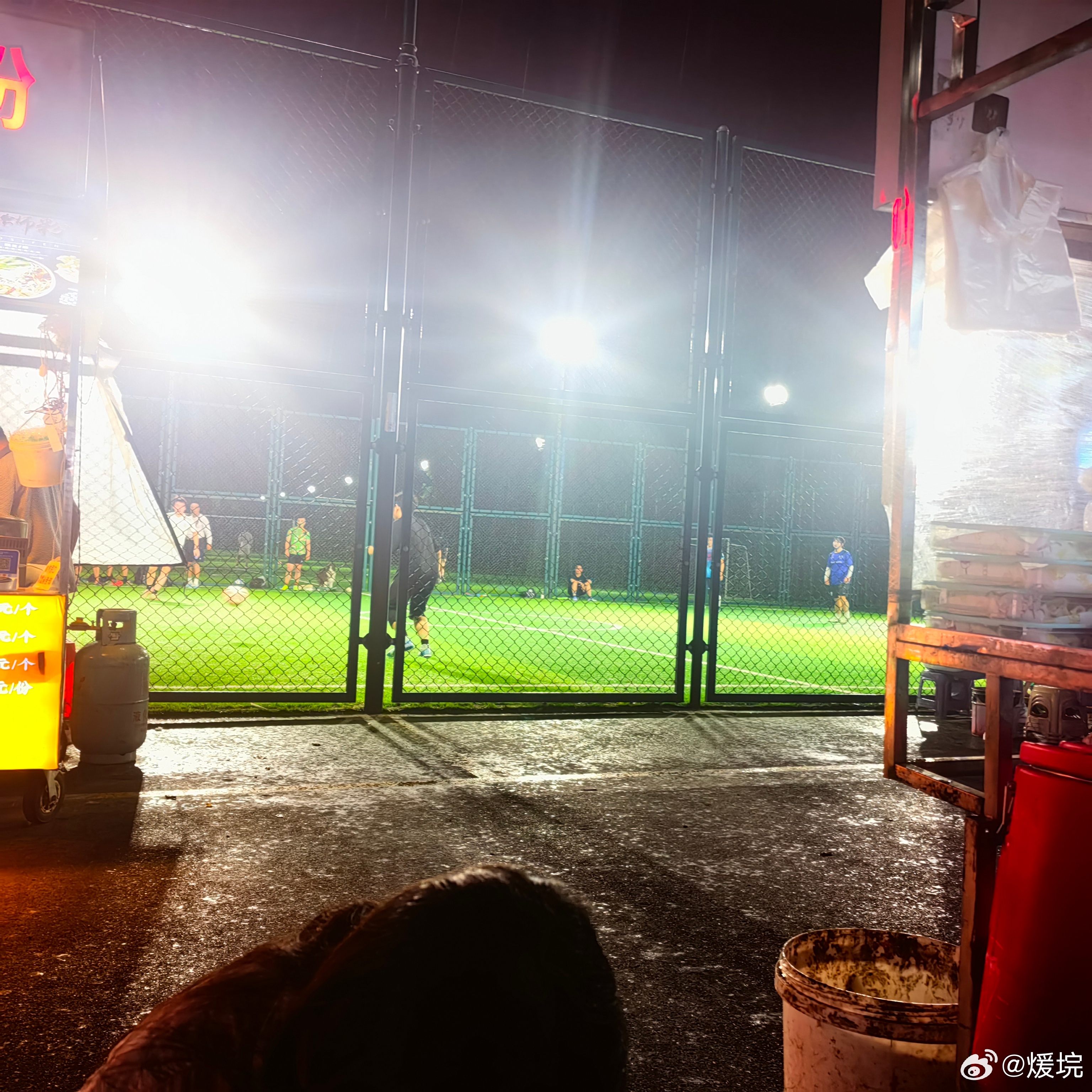 今日战果，臭豆腐真好吃，带着碗勺冒雨吃夜市