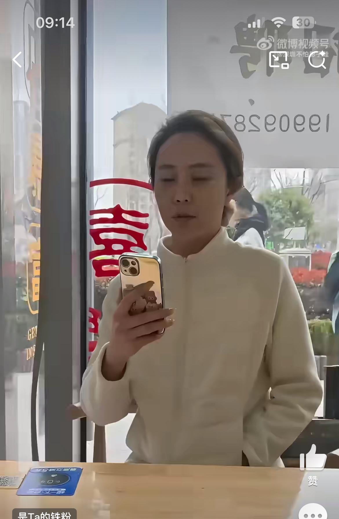 西安女子的狗在一早餐店乱叫，正在吃早餐的男子提醒女子注意她的狗，没想到一句提醒竟