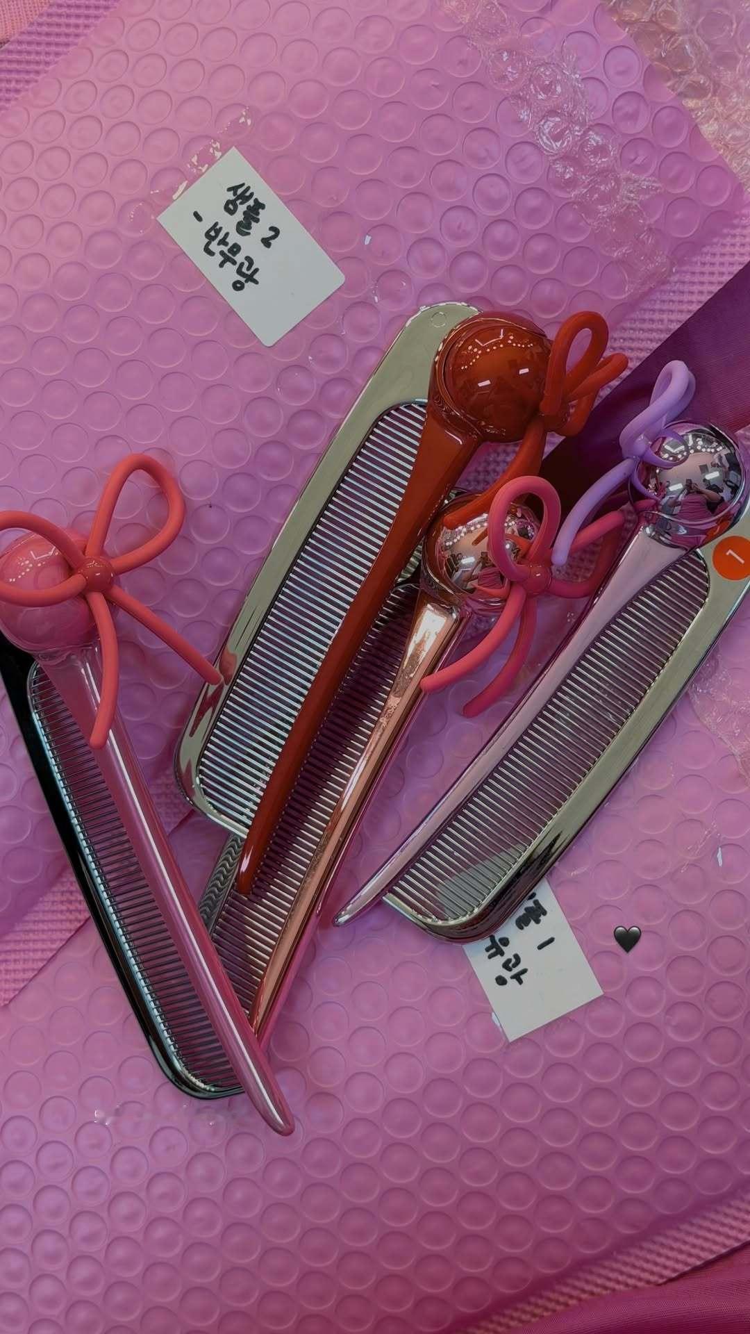 粉裙子小猪努力拍照 