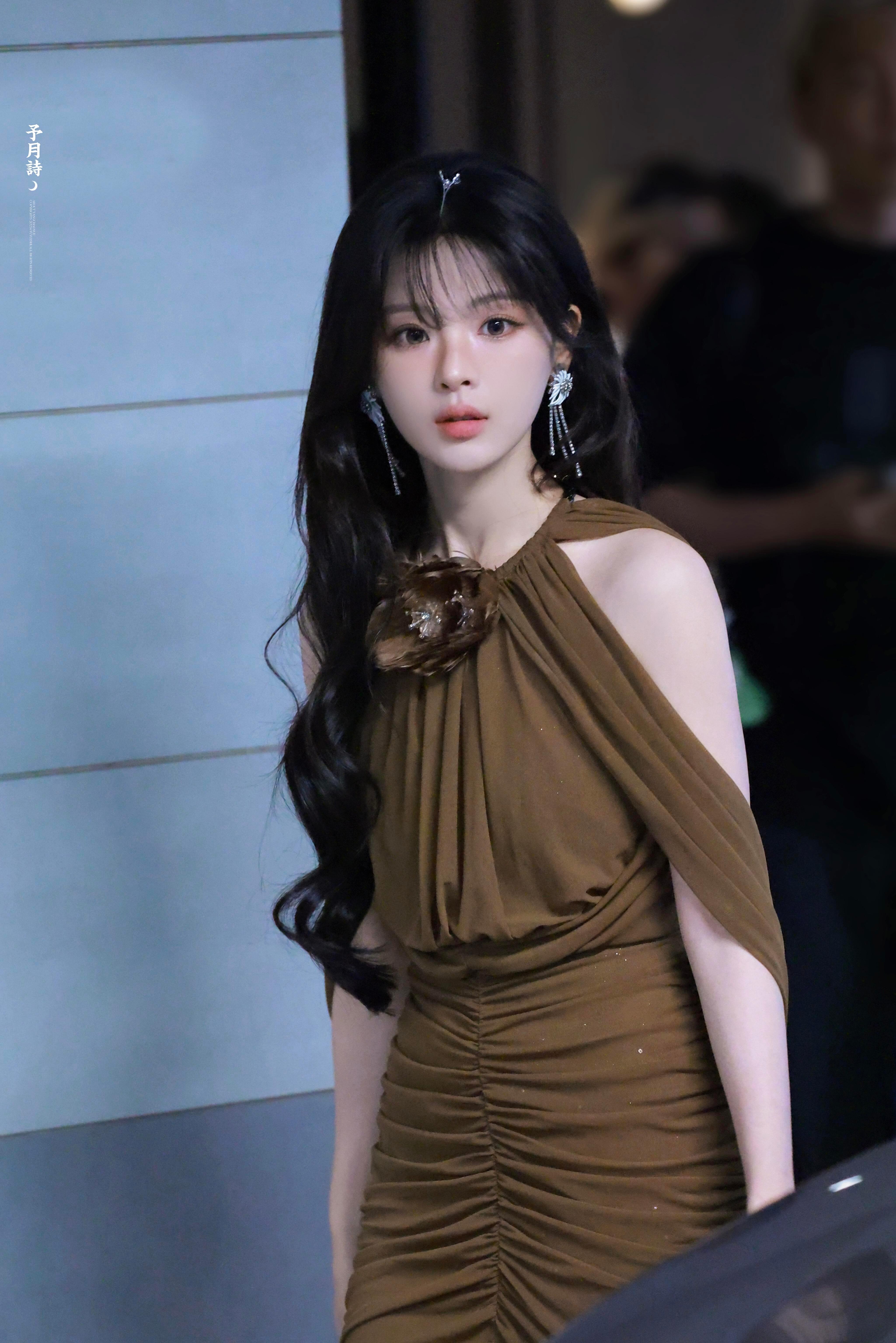 杨超越说徐志胜笑脸迎人令人心动的offer 徐志胜认真向医生了解脖子前倾的影响，