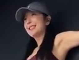 2026年3月21日，赵奕欢在社交平台发布的健身视频引发全网惊叹。视频中，她先借