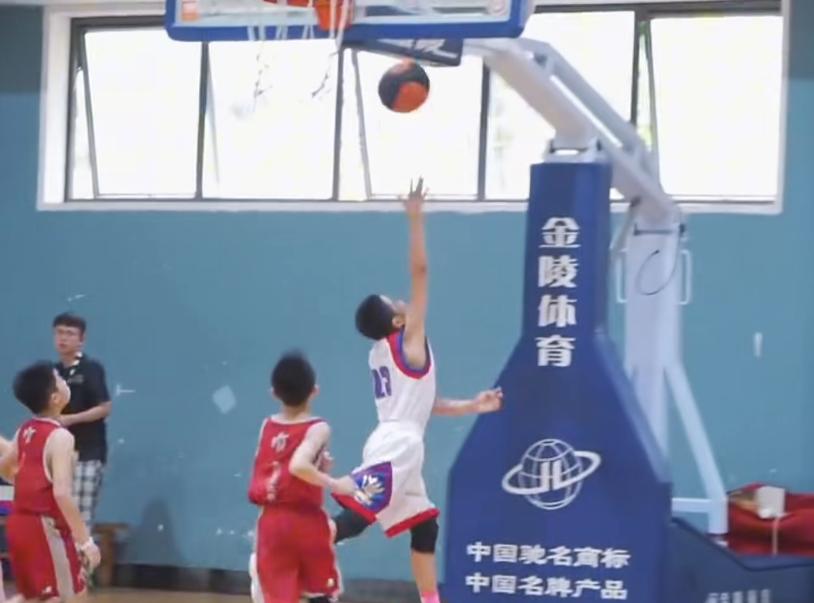 12岁那年被体校因身高不足拒之门外，15岁就长到了1米95，还入选了Jr.NBA