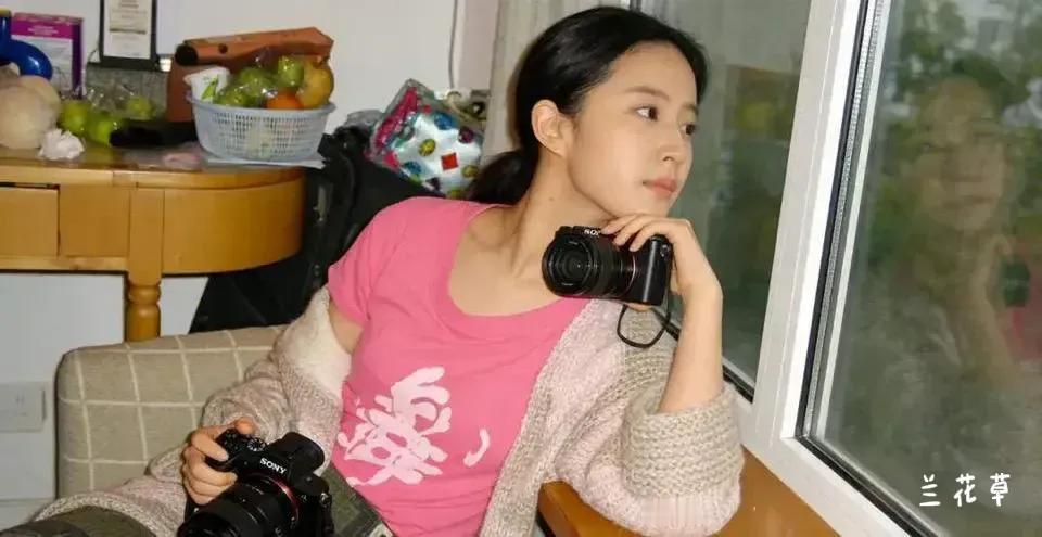 女儿富养，确实。
早在2002年，大美女刘亦菲就轻轻松松用上了价为一万六的索尼相