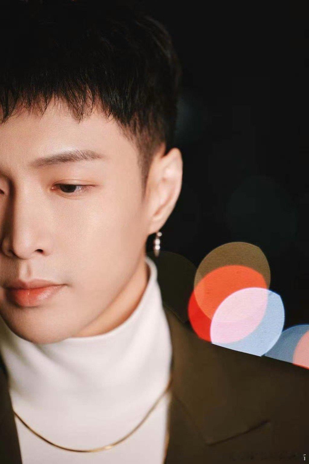 张艺兴导演新歌MV 张艺兴新歌mv是自己导演的，这也太强了吧，真不愧是全能型艺人
