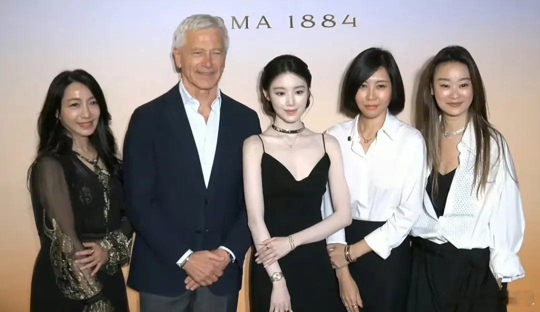 她才是最适配宝格丽的小花吧 