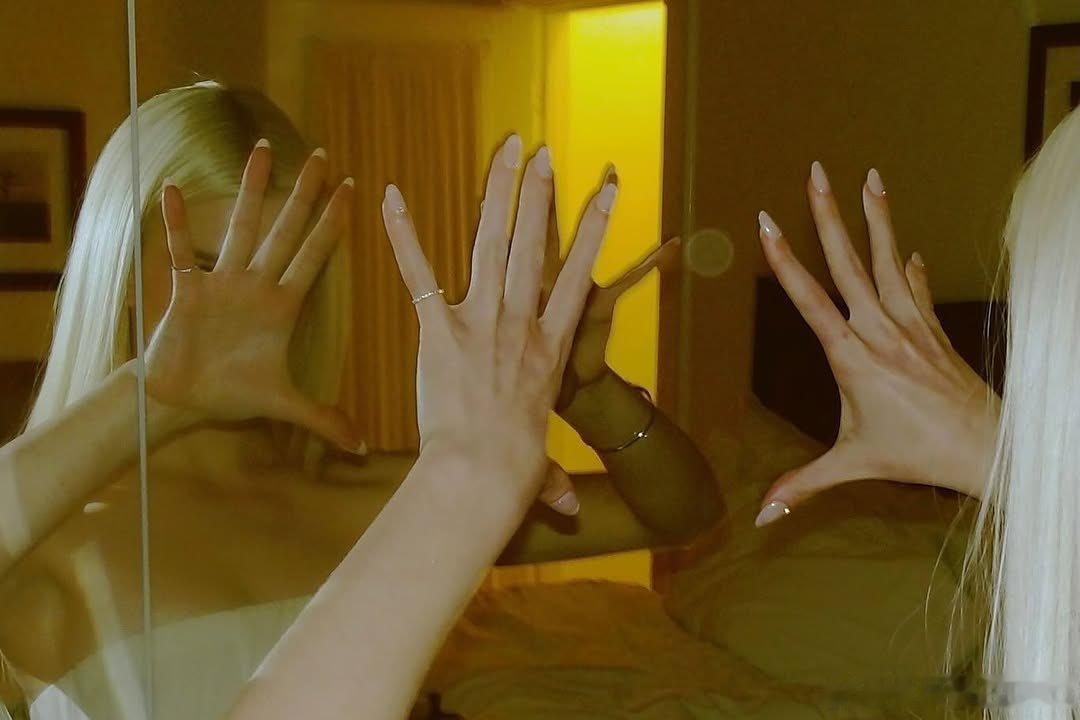 一组安雅·泰勒-乔伊的最新照片“A Dior Addict in LA” 