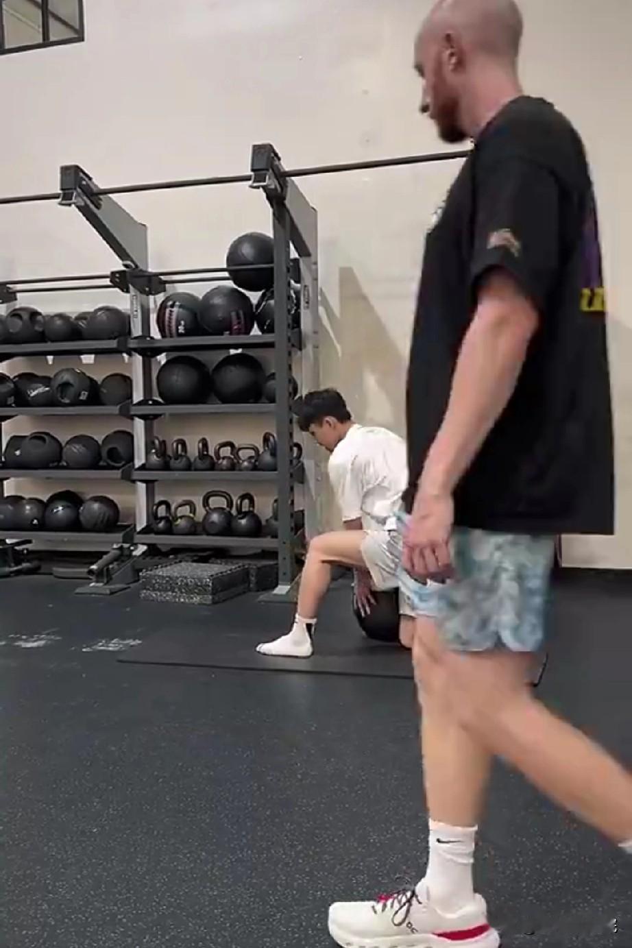 徐杰、刘金雨现在海外特训，至少一天两练！

确实徐杰和刘金雨有这个努力的心，不甘