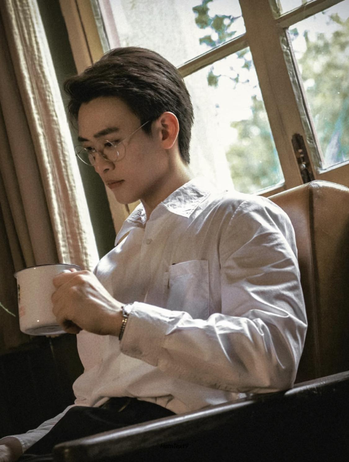 瞿桦本质上是个很有个性的人，他自己其实挺高岭之花的，原著里有好多人追他。

他和